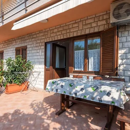 Holiday Daila 50m From The Beach Πανσιόν 3*