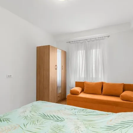Πανσιόν Holiday Daila 50m From The Beach 3*